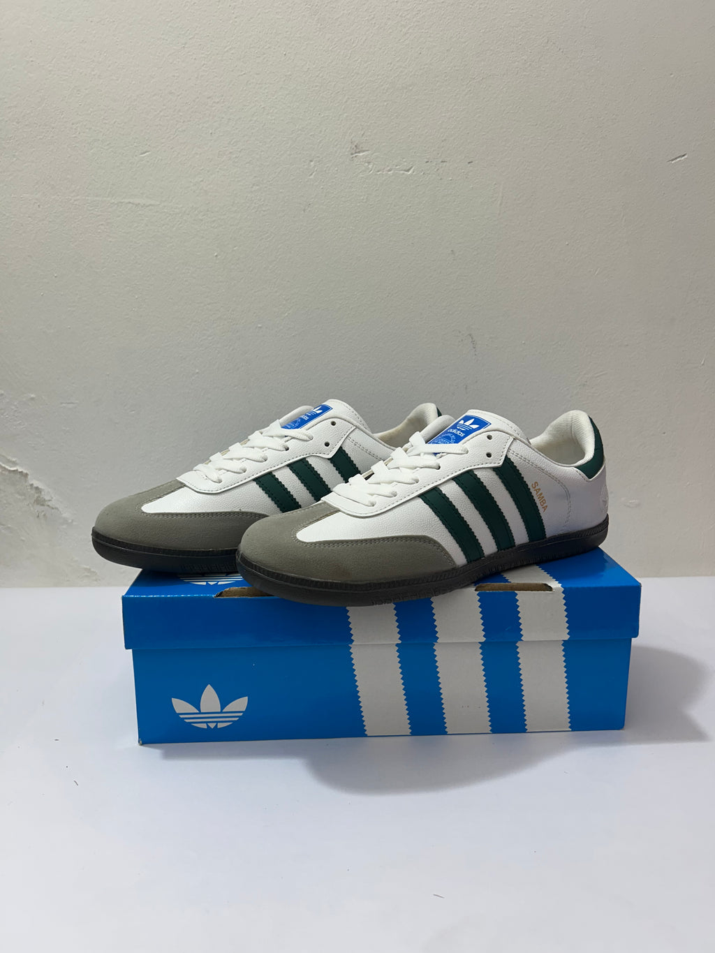 Adidas Samba Classic – White & Green Retro Soccer-Inspired Sneakers