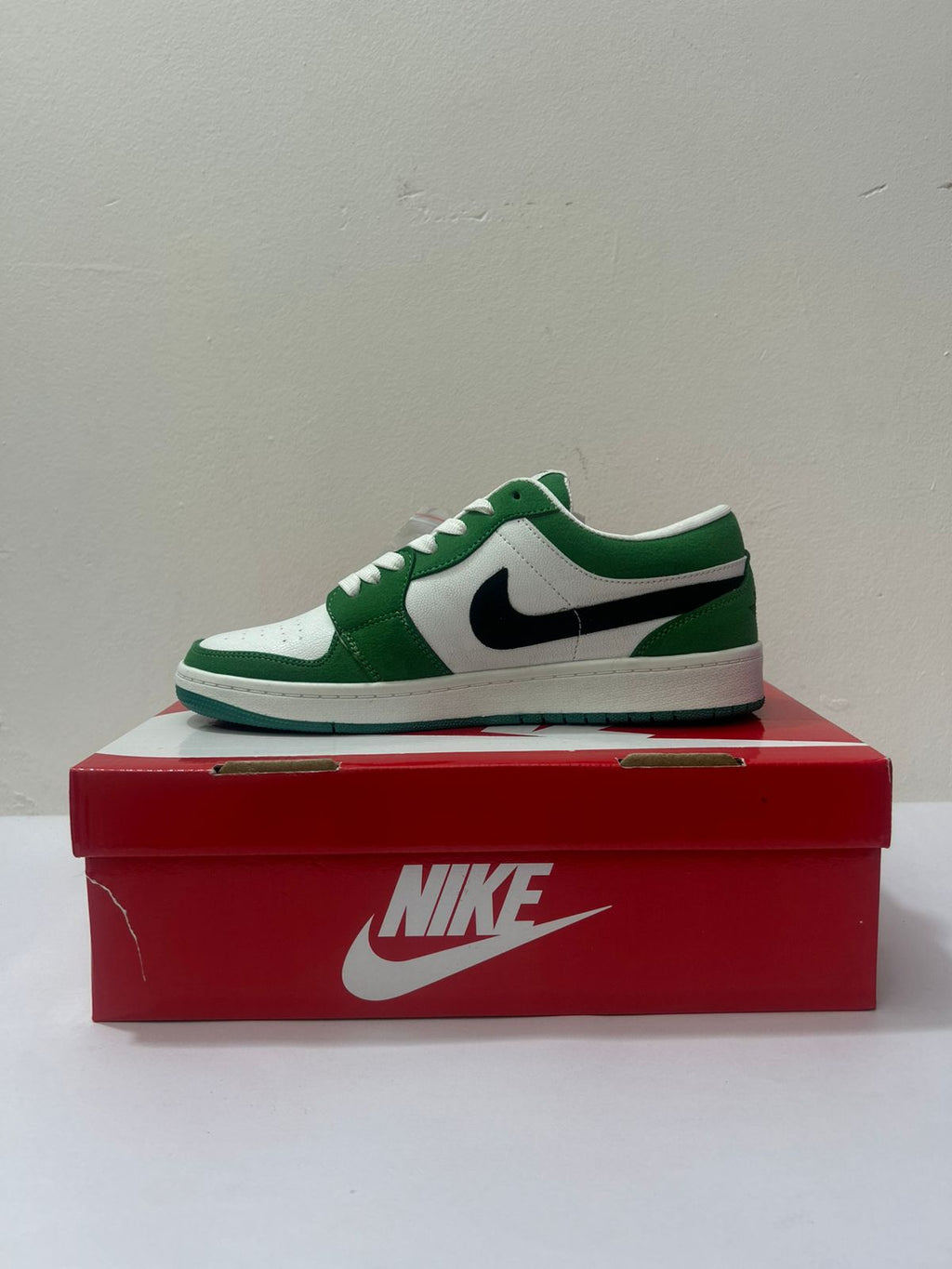 Green & White Low-Top Sneakers – Classic Street Edition