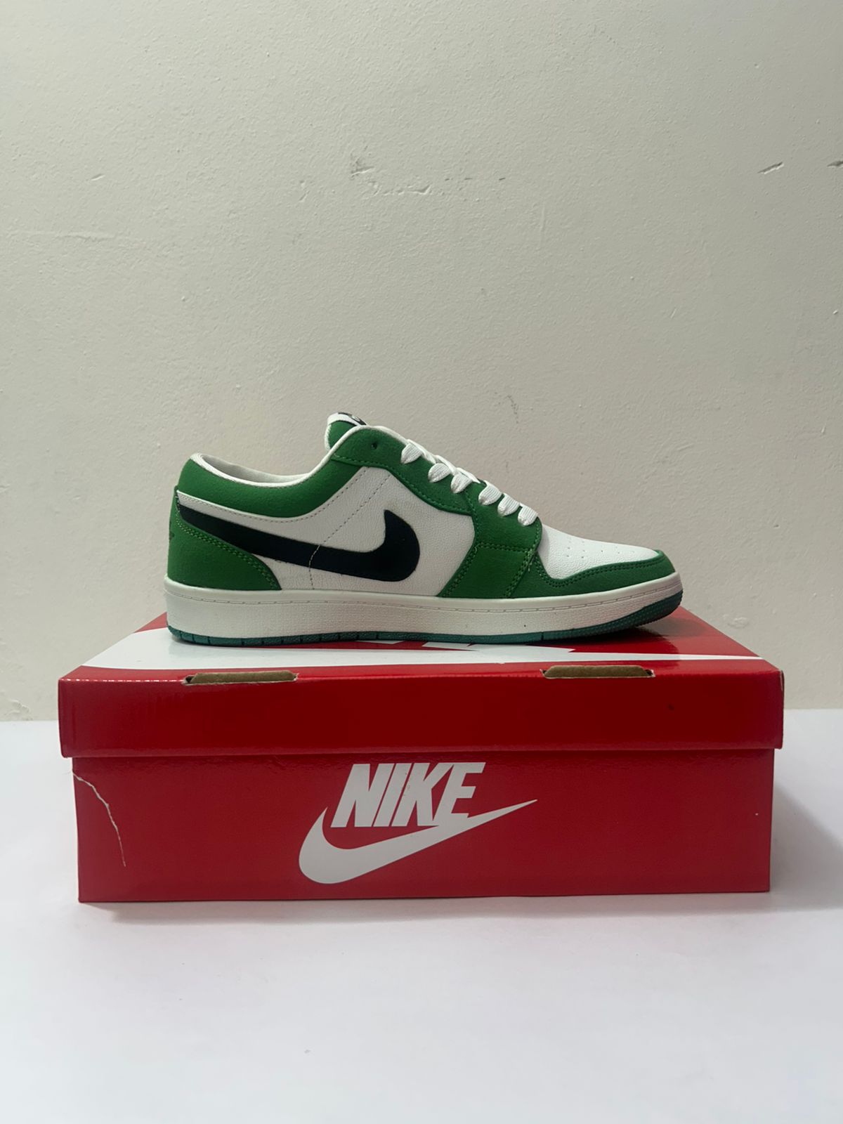 Green & White Low-Top Sneakers – Classic Street Edition