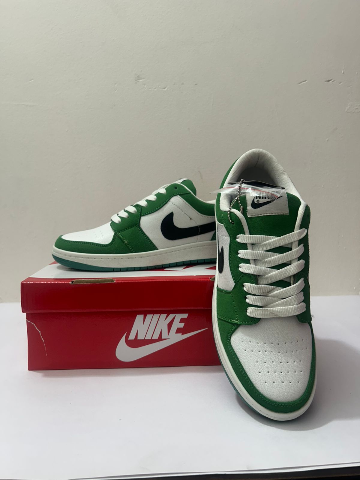 Green & White Low-Top Sneakers – Classic Street Edition