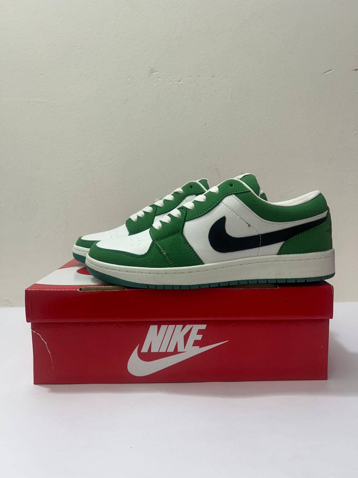Green & White Low-Top Sneakers – Classic Street Edition